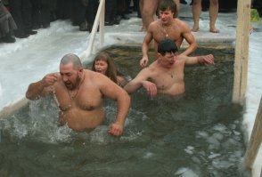 Тайцы спасаются от смертельного холода