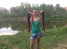 судя по домам на заднем фоне, эта девушка не на рыбалке, она вышла прогулять своих домашних рыбок.