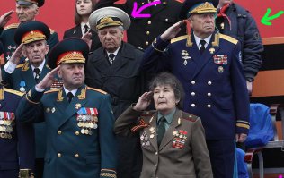 Ряженые пробрались даже не правительственную трибуну...
Спрос рождает предложение.
Вот такая "красавица"