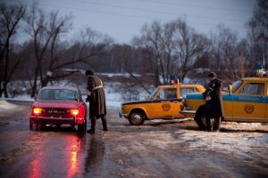 кто знает марку и модель красного автомобиля,подскажите пож.