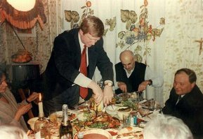 Этот как всегда чёто делит