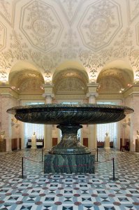 насчет создания и доставки ванны - история вполне достоверная - и тащили её скорее всего зимой по речке.

в Эрмитаже стоит ваза немного поменьше - так же сделана из цельного камня и так же вначале поставили вазу, а потом построили стены.