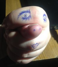 Смешные рожицы на пальцах: новое увлечение пользователей Интернета