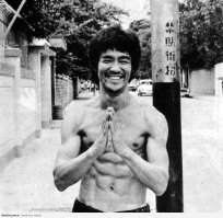 Спасибо,что показали семейные фотографии Брюс Ли.Легендарный боец и человекДобавлю от себя пару его фотографий:)