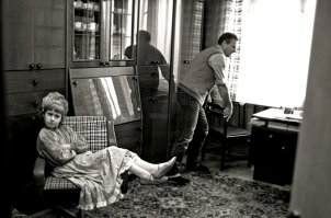 мне кажется или он хочет ей стулом прописать??