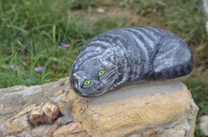 Да это уже старая фишка - камни в котиков раскрашивать: