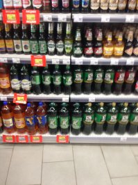 Вот, сгонял на обеде в ближайший магазин. Не много(охранник выгнал :)), но общее представление будет. Звиняйте за качество, фотографировал в спешке. Напомню, что средняя з/п по нашему городишке 10-12 кР. Нет, ну есть конечно которые и по 50 и 100 получают, но их не много. Не трудно подсчитать, что на Чукотке цены в 2 раза выше, а з/п более чем в 3 раза.