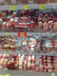 Вот, сгонял на обеде в ближайший магазин. Не много(охранник выгнал :)), но общее представление будет. Звиняйте за качество, фотографировал в спешке. Напомню, что средняя з/п по нашему городишке 10-12 кР. Нет, ну есть конечно которые и по 50 и 100 получают, но их не много. Не трудно подсчитать, что на Чукотке цены в 2 раза выше, а з/п более чем в 3 раза.