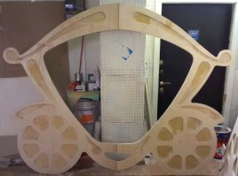 я просто так бы и сделал.. фрезер с ЧПУ - дороговатое удовольствие..))
и я настаиваю на моём предположении..
на рис. отмечены места с расположением волокон..
а карандаш можно и затереть))
но, не настаиваю))