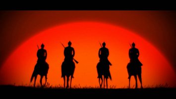 история очень интересная.. только один вопрос - почему Versus ???
просто что бы сравнить? так уровни популярности разные.. возможно благодаря появлению телевидения, но факт остаётся фактом..
да и видевших "Красные дьяволята" наверное счас уже и не найти.. немое кино давно кануло в Лету.. 
зы
вдруг кого-то заинтересует: