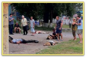 Ничего себе! Смотри, какаие на Украине активные граждане! Они калеки(!), их всего двое с половиной(!), но они успели безнаказанно такого натворить (внимание! на фото исключительно зрелые мужчины, занимающиеся сепаратизмом!)
Интересно, если ВСУ вытворяет такое с гражданами Украины, то как же они поступили бы с крымчанами, которых официальная власть считает русскими врагами?
