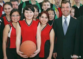 Это как тут - Медведев и баскетболистки