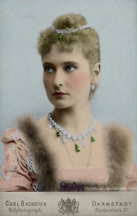 Что ж. Нужно отдать должное египтянам. Они хотя бы не убивали своих монархов, я уж не говорю о монарших детях.
А наша царица в молодости тоже была симпатишной.)
Да и дочки ее, невиненоубиенные...