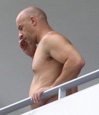 Невозможно сравнить уровень популярности Красных дьяволят и Неуловимых мстителей в категориях сегодняшнего дня, но фильм Перестиани, в свое время был настоящим бестселлером :)
Пост вообще об истории, о кино и актерах. 
Это было время настоящего кино где невозможно было прилепить лицо одного актера, к заднице другого, а в трюках заменить его десятком каскадеров. Актеры тогда все трюки исполняли сами!!! Не умеешь играй кого нибудь другого :)
Сейчас все по другому