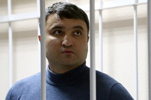 Ну в первую очередь он человек, а уж потом врач. Да и не помню я что бы иконы врачей в церкви висели, не святые они ). А рожа как рожа, как у всех лицо ). По роже судить, неумным слыть.