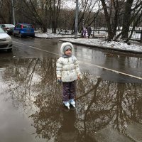 Стою на асфальте в коньки я обутый....