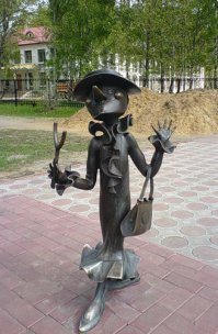 "Кто людям помогает, тот тратит время зря.
Хорошими делами прославиться нельзя."