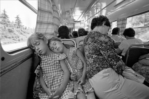 Я конечно не особо кто, чтобы оспаривать "гения", но это сраный фотошоп или более сложный, но от этого не менее клюквенный фотомонтаж.
Вы часто видите людей которые в подобные снега за окном, едут наголо, в рубашках без рукавов?
Я вот не очень.