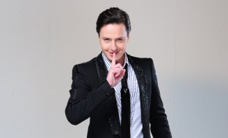 Это ВИТАС сбривает с себя ЧЕШУЮ !