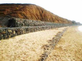 Здесь не только берег укреплять надо, но и строить Волноломы.
Это огромные Капитальные затраты на 10-ки миллионов долларов.