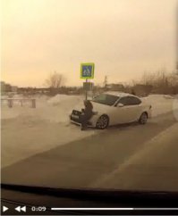 Машина сбила ребенка на обочине. Ехал бы он по дороге, тормоз в пол - пацан успел так-то проскочить!