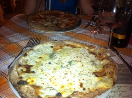 Путешествует по миру, наслаждаясь пиццей 