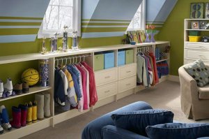 Ничего полезного нету 

Кровать возле окна это гарантированная простуда ребёнка.
Прям на подоконнике стол, так глаза у ребёнка будут уставать.
Открытое хранение вещёй приводит к их выцветанию, я уже не говорю про пыль.
В общем придумать можно много, но я бы заставил дизайнера переделать это всё за ЕГО деньги!