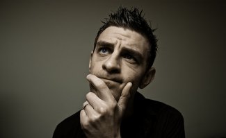 С одной стороны сомнительно насчёт того что у парня это первый подобный заказ,так как ему такое сразу без проверки предложили, или же всё таки была рекомендация? С другой стороны бабульку любой другой спас бы,тем более заказчик тоже безобидная тётка. Единственное,когда тебе незнакомые предлагают кого то завались очень сомнительно. Без рекомендации не подойдут. Или же бабка рассчитывали что тот бедолага Нелегал,без прописки итд.пр, если проболтается всё равно  некто не поверит.