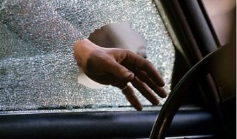 Как попасть в автомобиль, если он закрылся вместе с ключами