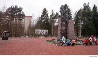 А вот памятник воинам, погибшим в локальных войнах и военных конфликтах, открытый 15 февраля 2013 года в моём городе Сертолово (Ленинградская область). Путь к воплощению его от идеи до завершения был длинным и непростым, деньги на работы собирали буквально всем миром, но трудности были преодолены. В прошлом году рядом была разбита Аллея памяти со стендами, на которых размещены фото погибших жителей Сертолово, жизнеописания и обстоятельства гибели. Среди них три Героя России, в их числе - гвардии лейтенант Д. С. Кожемякин, погибший 1 марта 2000 года в бою на высоте 776.