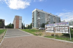 А вот памятник воинам, погибшим в локальных войнах и военных конфликтах, открытый 15 февраля 2013 года в моём городе Сертолово (Ленинградская область). Путь к воплощению его от идеи до завершения был длинным и непростым, деньги на работы собирали буквально всем миром, но трудности были преодолены. В прошлом году рядом была разбита Аллея памяти со стендами, на которых размещены фото погибших жителей Сертолово, жизнеописания и обстоятельства гибели. Среди них три Героя России, в их числе - гвардии лейтенант Д. С. Кожемякин, погибший 1 марта 2000 года в бою на высоте 776.