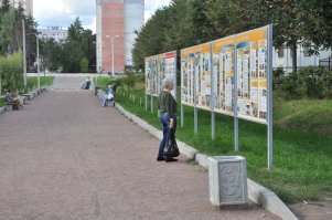 А вот памятник воинам, погибшим в локальных войнах и военных конфликтах, открытый 15 февраля 2013 года в моём городе Сертолово (Ленинградская область). Путь к воплощению его от идеи до завершения был длинным и непростым, деньги на работы собирали буквально всем миром, но трудности были преодолены. В прошлом году рядом была разбита Аллея памяти со стендами, на которых размещены фото погибших жителей Сертолово, жизнеописания и обстоятельства гибели. Среди них три Героя России, в их числе - гвардии лейтенант Д. С. Кожемякин, погибший 1 марта 2000 года в бою на высоте 776.