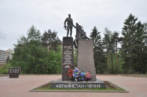 А вот памятник воинам, погибшим в локальных войнах и военных конфликтах, открытый 15 февраля 2013 года в моём городе Сертолово (Ленинградская область). Путь к воплощению его от идеи до завершения был длинным и непростым, деньги на работы собирали буквально всем миром, но трудности были преодолены. В прошлом году рядом была разбита Аллея памяти со стендами, на которых размещены фото погибших жителей Сертолово, жизнеописания и обстоятельства гибели. Среди них три Героя России, в их числе - гвардии лейтенант Д. С. Кожемякин, погибший 1 марта 2000 года в бою на высоте 776.