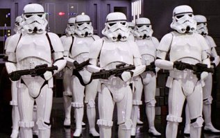 Я про этих пластмассовых видел фильм, они с бластерами бегают и стреляют мимо.