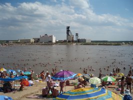 "Черный дельфин" находится в Соль-Илецке, а не в Оренбурге. Жил неделю в 10 метрах от забора тюрьмы, снимал квартиру. Интересно, что и "Белый лебедь", и "Черный дельфин" расположены на соляных промыслах.