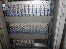 вот для передачи видео

а это вот я монтировал.
на первой делители, на второй регистратор,на третей матрица с делителями, жаль нету фотки с детекторами.