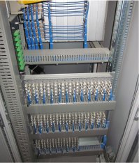 вот для передачи видео

а это вот я монтировал.
на первой делители, на второй регистратор,на третей матрица с делителями, жаль нету фотки с детекторами.