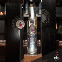 вот еще пара примеров : “Stolichnaya Pristine Waters”Вода для неё бралась из ново-зеландской реки Blue Spring, протекающей у подножия горной гряды Mamakau Ranges. Прежде, чем попасть в реку, она естественным образом фильтровалась через многометровые слои пемзы, складывающей эту гряду. Хрустальная бутылка изготовлена во Франции и уложена в деревянный ящищек, сделанный из ново-зеландского местно дерева Kauri.

Andean Еdition Для этой водки была использована вода из натуральных ключей в предгорьях Анд в районе озера Colico в области La Araucania в Чили. Хрустальные бутылки для этой версии сделали в британской фирме Glencairn. Бутылка уложена в деревянную коробку, сделанную из дерева чилийской черной вишни, внутри обитой кожей.

Эти напитки  объединяет то, что для их изготовления использовался российский Альфа-спирт, перегнанный с пшеницы, выращенной в одном месте – в Тамбовской области. Затем полученный спирт перевозится в Латвию на рижский завод Latvijas Balzams, где изготовлением водки Stolichnaya занимаются с 1948 года. Здесь спирт фильтруется через кварцевые и угольные фильтры и к нему добавляется вода. Полученная жидкость замораживается до температуры -18°С, в результате чего ее плотность возрастает и из нее на дно сосуда выпадают все вредные включения, посторонние частицы и другие ненужные компоненты. Все продукты серии выпущены крепостью 40%.

Было сделано всего 300 бутылок каждой серии по цене $3 тыс за каждую бутылку. Понятно, что такую цену за бутылку водки могут заплатить только очень состоятельные люди или особо утонченные коллекционеры. Данная заоблачная цена – это прежде всего маркетинг, а не реальная стоимость продукта. Суммарно 900 бутылок всех трех изданий на весь мир – пустяк, богатых людей на земном шаре на порядки больше, а бренд Stolichnaya в мире хорошо раскручен, известен и популярен, недаром из-за него столько лет идут серьезные судебные баталии.