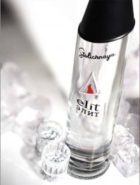 вот еще пара примеров : “Stolichnaya Pristine Waters”Вода для неё бралась из ново-зеландской реки Blue Spring, протекающей у подножия горной гряды Mamakau Ranges. Прежде, чем попасть в реку, она естественным образом фильтровалась через многометровые слои пемзы, складывающей эту гряду. Хрустальная бутылка изготовлена во Франции и уложена в деревянный ящищек, сделанный из ново-зеландского местно дерева Kauri.

Andean Еdition Для этой водки была использована вода из натуральных ключей в предгорьях Анд в районе озера Colico в области La Araucania в Чили. Хрустальные бутылки для этой версии сделали в британской фирме Glencairn. Бутылка уложена в деревянную коробку, сделанную из дерева чилийской черной вишни, внутри обитой кожей.

Эти напитки  объединяет то, что для их изготовления использовался российский Альфа-спирт, перегнанный с пшеницы, выращенной в одном месте – в Тамбовской области. Затем полученный спирт перевозится в Латвию на рижский завод Latvijas Balzams, где изготовлением водки Stolichnaya занимаются с 1948 года. Здесь спирт фильтруется через кварцевые и угольные фильтры и к нему добавляется вода. Полученная жидкость замораживается до температуры -18°С, в результате чего ее плотность возрастает и из нее на дно сосуда выпадают все вредные включения, посторонние частицы и другие ненужные компоненты. Все продукты серии выпущены крепостью 40%.

Было сделано всего 300 бутылок каждой серии по цене $3 тыс за каждую бутылку. Понятно, что такую цену за бутылку водки могут заплатить только очень состоятельные люди или особо утонченные коллекционеры. Данная заоблачная цена – это прежде всего маркетинг, а не реальная стоимость продукта. Суммарно 900 бутылок всех трех изданий на весь мир – пустяк, богатых людей на земном шаре на порядки больше, а бренд Stolichnaya в мире хорошо раскручен, известен и популярен, недаром из-за него столько лет идут серьезные судебные баталии.
