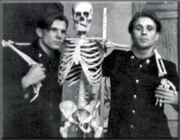 Юрий Гагарин (слева) в кабинете анатомии Саратовского индустриально техникума
1951