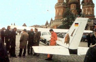 Матиас Руст на Красной площади в Москве, после того, как он нелегально пересек воздушную границу СССР в сентябре 1987 года.