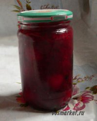 Делаем перепиленные яйца для закуски. 
Помимо обычного набора для маринада, добавляем капусту, свеклу, сельдерей и чеснок. 
Примерно выглядит  так: