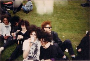То чувство, когда ты читаешь пост на фишках и одновременно слушаешь The Cure и видишь это фото