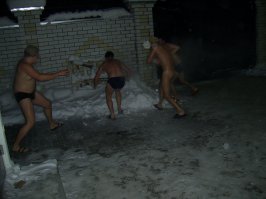 12.02.2006 Нашли снег возле бани )))