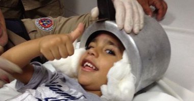 Ребятенок - Железный дровосек, напомнил мне историю. Делилась руководительница моей группы: "Пришла к внучатому племяннику. А ее родственница рассказывает, что ее сынишка надел на днях на голову хрустальную вазу. Пришел к маме и спрашивает: "мама! правда я похож на короля?" Вазу в итоге снимали в травме, так как чудо МЧС-ников тогда не было.