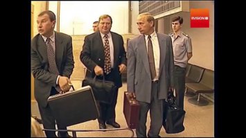 Вся нефтяная отрасль здесь принадлежит государству — она была отобрана у англичан после обретения эмиратом независимости в 1961 году, и сейчас ни одна капля нефти не идет мимо эмиратской казны. 
А нас кормят хохлопроблемами