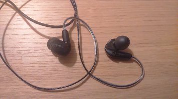 А у меня китайские Moxpad MX6, купленные, в своё время, примерно за 1200 рублей на Алиэкспресс, и ничего так играют, во всяком случае не жалко потраченных денег.