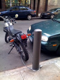 Уехать будет проблематично, трос не даст провернуться колесу..