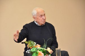В дополнение к фотографии с бригадой верхолазов, маскировавших высотные доминанты Ленинграда: ниже привожу фото со встречи одного из её участников, Михаила Михайловича Боброва, со школьниками города Сертолово в Ленинградской области, состоявшейся в 2010 году.
Отрадно было видеть, как аудитория буквально ловила каждое слово ветерано. Если сжато, то: Михаил Михайлович воевал разведчиком на Ленинградском фронте, старшим инструктором альпинизма 105-го отдельного горно-стрелкового отряда на перевалах Главного Кавказского хребта. Преподавал во фронтовой школе военного альпинизма и горнолыжного дела, был начальником горной подготовки дивизии и корпуса.
После войны закончил Краснознаменный военный институт физической культуры, двадцать лет возглавлял кафедру физической культуры и спорта в Военной академии имени А. Ф. Можайского.
Председатель Совета ветеранов войны горнострелковых отрядов. Профессор, автор более 100 научных работ. Действительный член Русского Географического общества. Президент Федерации современного пятиборья Петербурга и Ленинградской области, организатор крупных международных соревнований. Заслуженный тренер РФ, заслуженный работник физической культуры России. Мастер спорта, арбитр международной категории. В 1999 году был занесён в «Книгу рекордов Гиннеса» как старейший в мире покоритель Северного полюса. Удостоен 20-ти государственных наград.