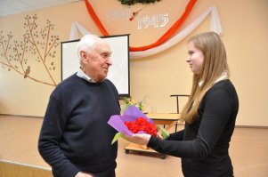 В дополнение к фотографии с бригадой верхолазов, маскировавших высотные доминанты Ленинграда: ниже привожу фото со встречи одного из её участников, Михаила Михайловича Боброва, со школьниками города Сертолово в Ленинградской области, состоявшейся в 2010 году.
Отрадно было видеть, как аудитория буквально ловила каждое слово ветерано. Если сжато, то: Михаил Михайлович воевал разведчиком на Ленинградском фронте, старшим инструктором альпинизма 105-го отдельного горно-стрелкового отряда на перевалах Главного Кавказского хребта. Преподавал во фронтовой школе военного альпинизма и горнолыжного дела, был начальником горной подготовки дивизии и корпуса.
После войны закончил Краснознаменный военный институт физической культуры, двадцать лет возглавлял кафедру физической культуры и спорта в Военной академии имени А. Ф. Можайского.
Председатель Совета ветеранов войны горнострелковых отрядов. Профессор, автор более 100 научных работ. Действительный член Русского Географического общества. Президент Федерации современного пятиборья Петербурга и Ленинградской области, организатор крупных международных соревнований. Заслуженный тренер РФ, заслуженный работник физической культуры России. Мастер спорта, арбитр международной категории. В 1999 году был занесён в «Книгу рекордов Гиннеса» как старейший в мире покоритель Северного полюса. Удостоен 20-ти государственных наград.